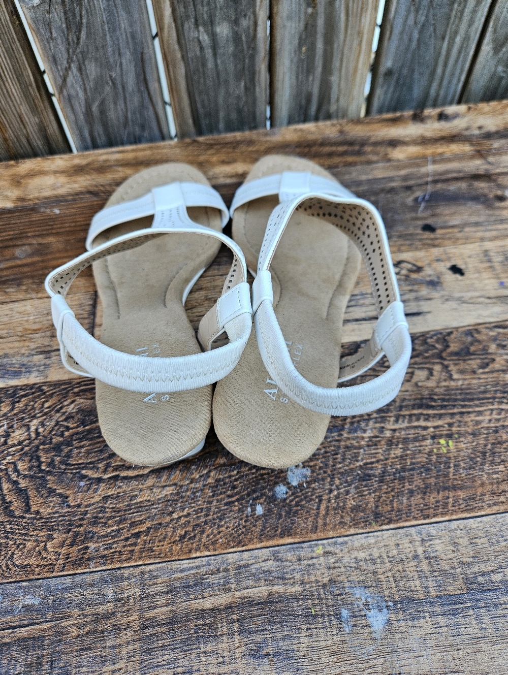 Women’s White Laser-Cut T-Strap Sandals Size 7M - Picture 8 of 16
